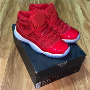 Air Jordan 11 retro Christmas shoe 6.5 Y
